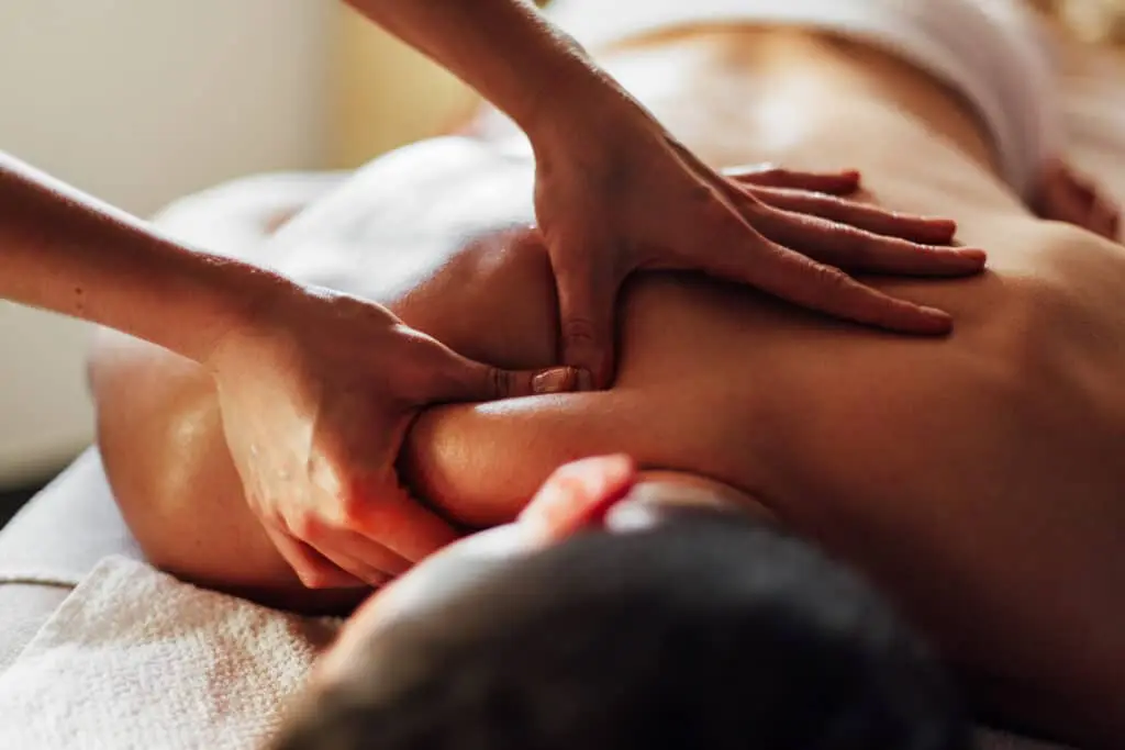 Massage manuel profond du dos sur une table de soin