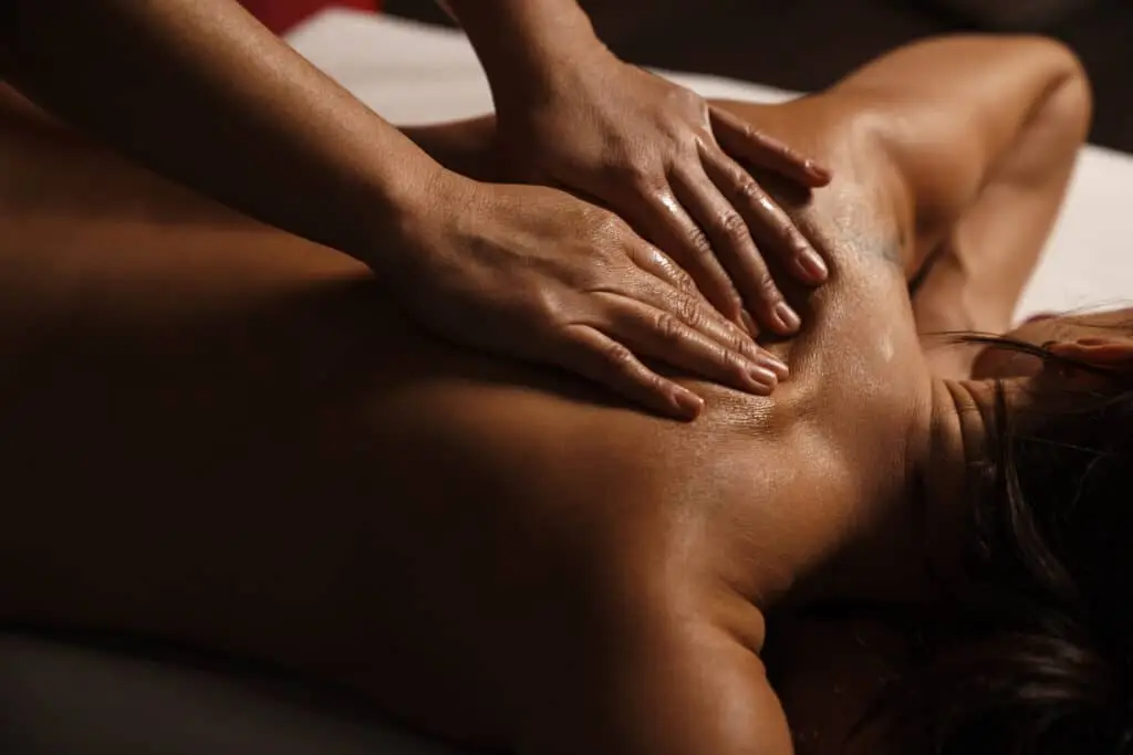 Massage manuel du haut du dos avec pressions des deux mains